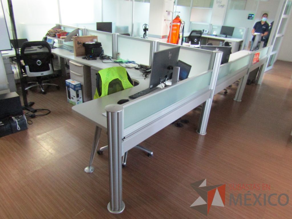 Lote 095 - Estación de trabajo para 8 personas con mampara de vidrio y 8 archiveros - Imagen 15