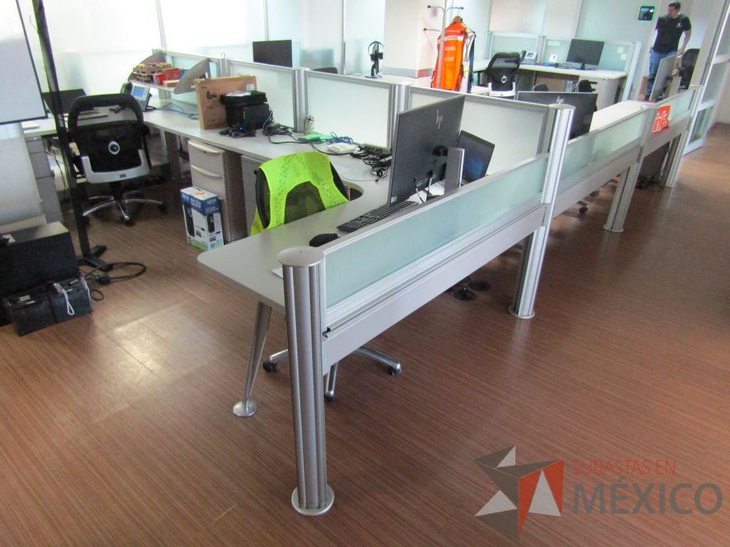 Lote 095 - Estación de trabajo para 8 personas con mampara de vidrio y 8 archiveros - Imagen 6