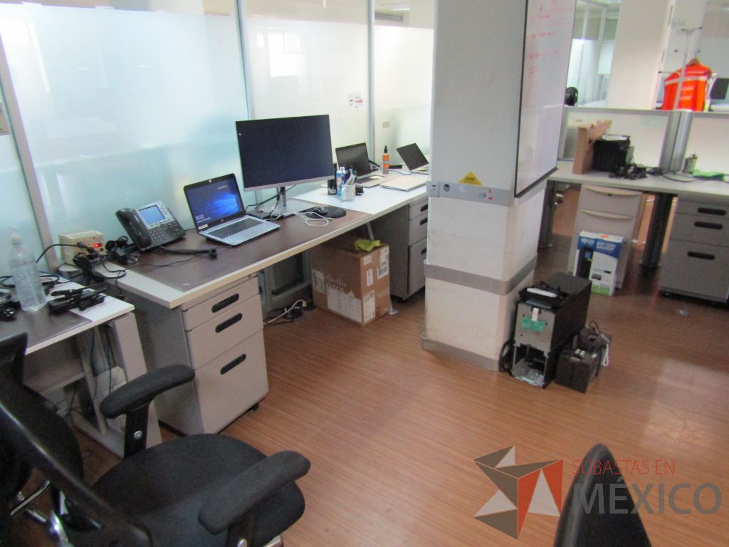 Lote 095 - Estación de trabajo para 8 personas con mampara de vidrio y 8 archiveros - Imagen 12