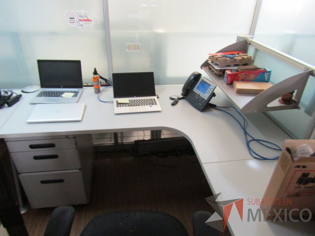 Lote 095 - Estación de trabajo para 8 personas con mampara de vidrio y 8 archiveros - Imagen 9