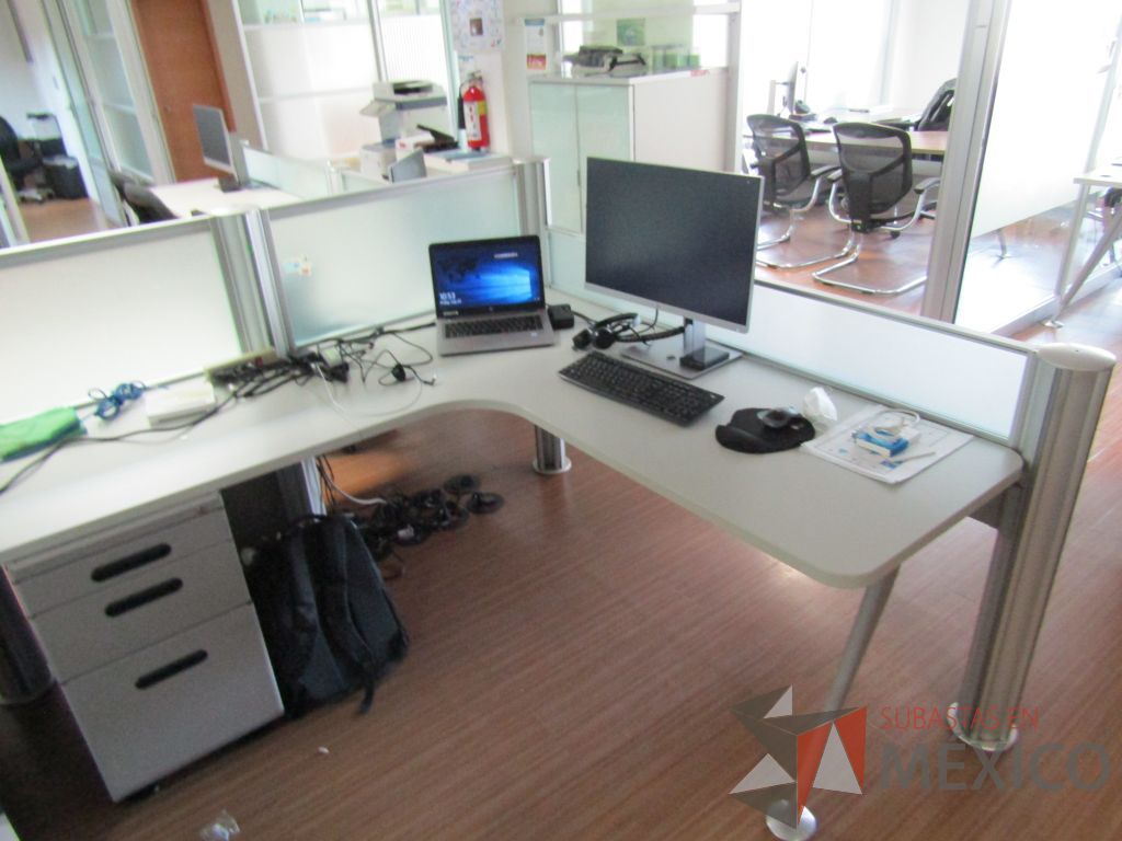 Lote 095 - Estación de trabajo para 8 personas con mampara de vidrio y 8 archiveros - Imagen 3