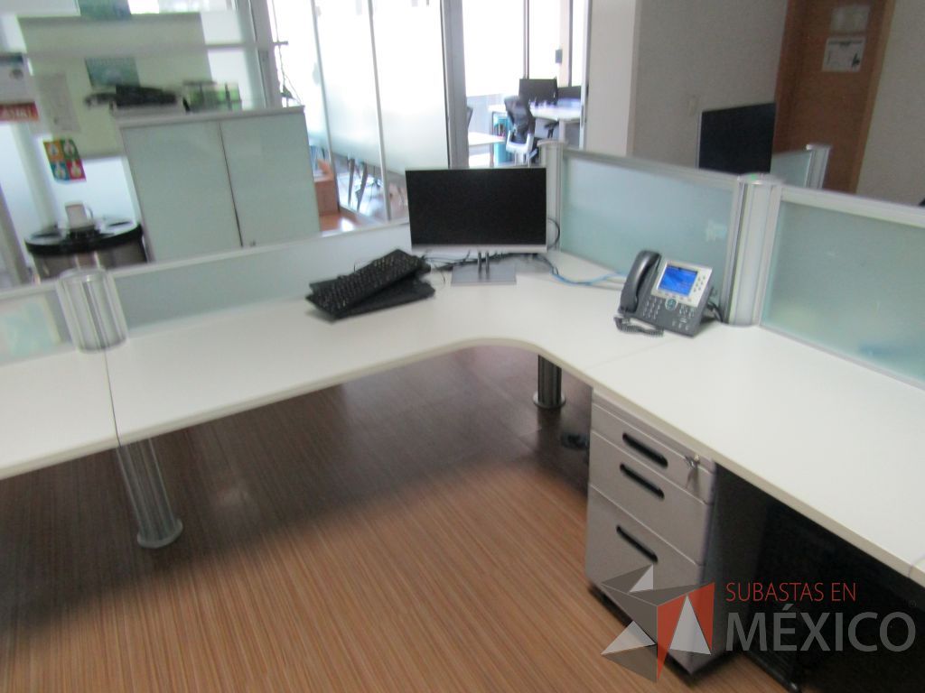 Lote 095 - Estación de trabajo para 8 personas con mampara de vidrio y 8 archiveros