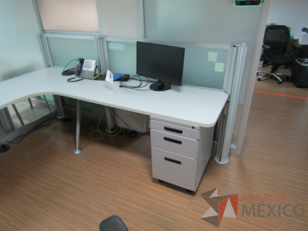 Lote 095 - Estación de trabajo para 8 personas con mampara de vidrio y 8 archiveros - Imagen 11