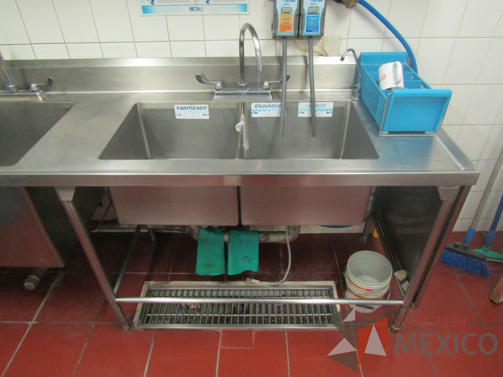 Lote 456 - Mesa de lavado con 2 tarjas y una repisa en acero inoxidable - Imagen 11
