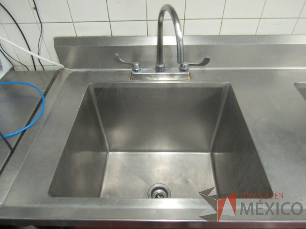 Lote 456 - Mesa de lavado con 2 tarjas y una repisa en acero inoxidable - Imagen 17