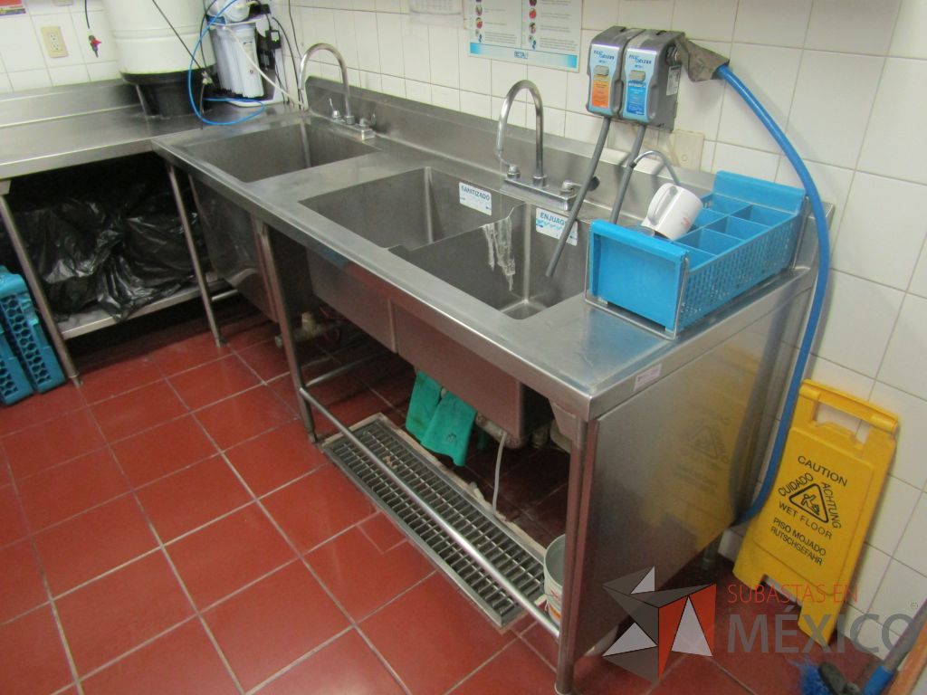 Lote 456 - Mesa de lavado con 2 tarjas y una repisa en acero inoxidable - Imagen 20