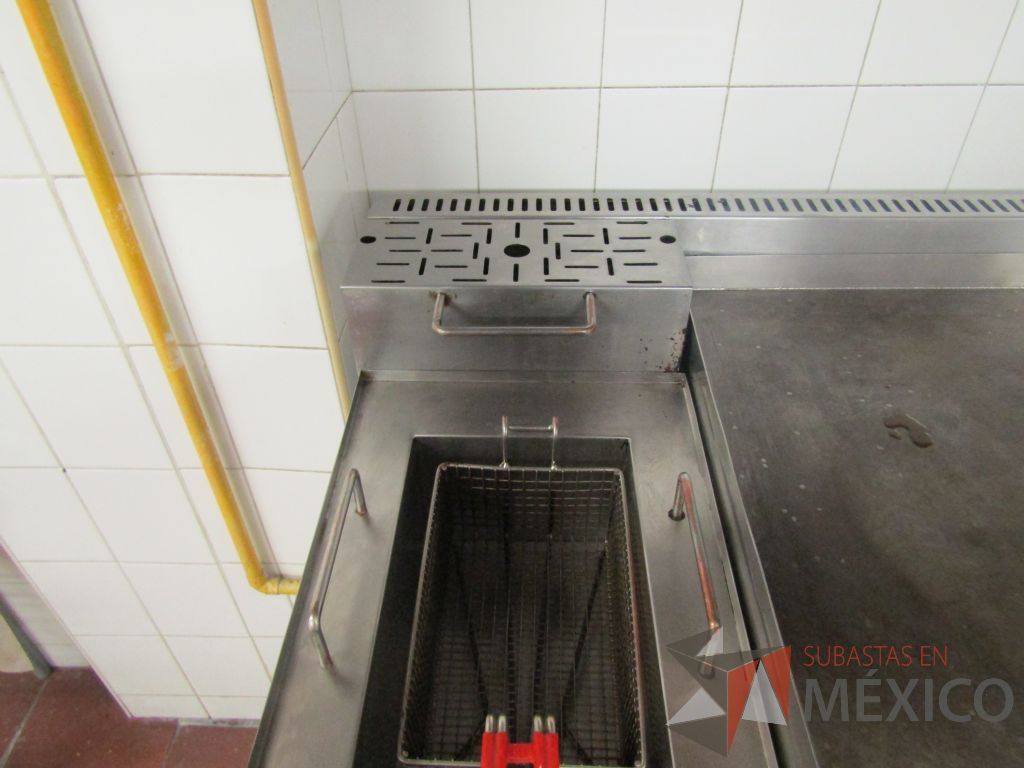 Lote 459 - Plancha con 4 quemadores, freidora y horno de acero inoxidable - Imagen 31