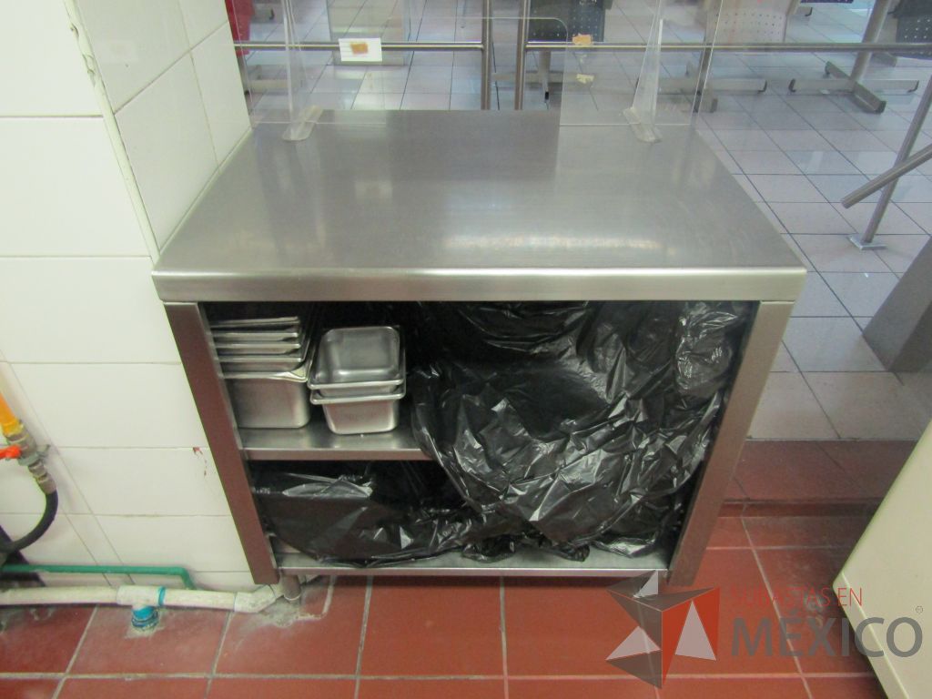 Lote 464 - Mesa de trabajo con 1 entrepaño de acero inoxidable - Imagen 2