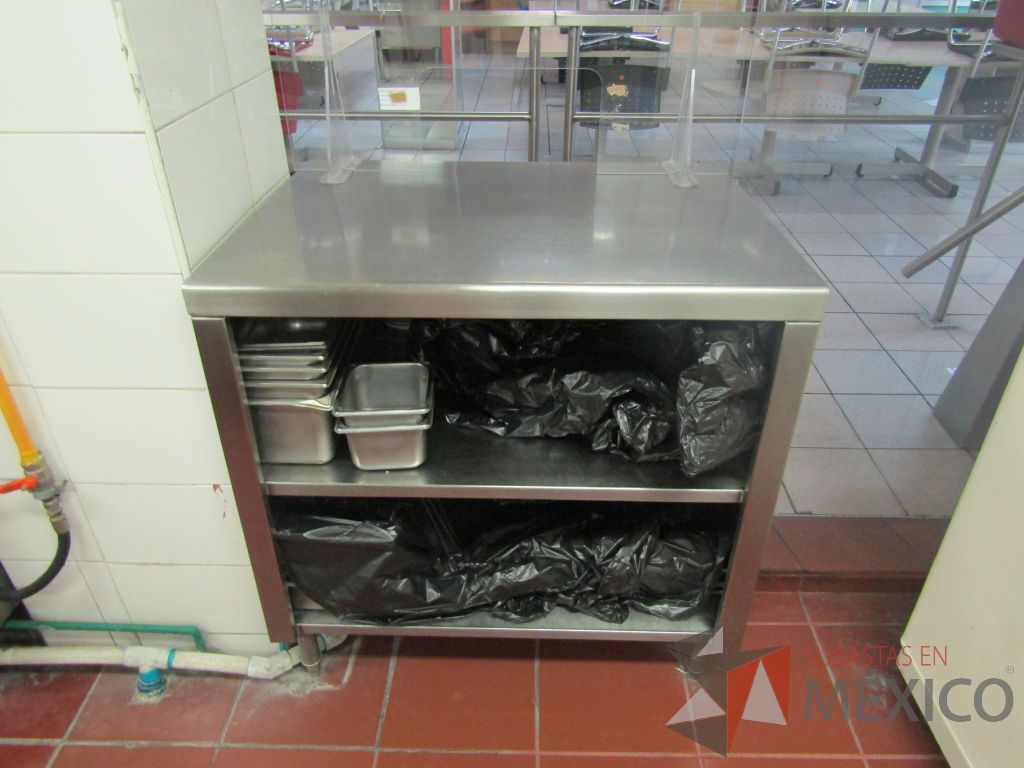 Lote 464 - Mesa de trabajo con 1 entrepaño de acero inoxidable