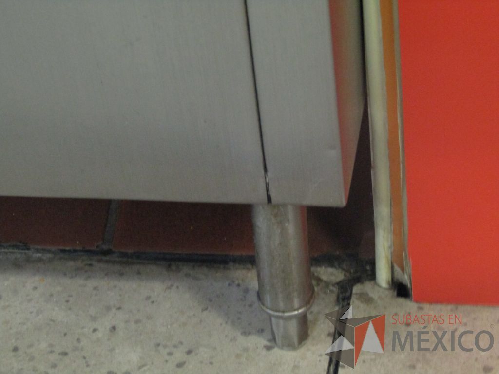 Lote 464 - Mesa de trabajo con 1 entrepaño de acero inoxidable - Imagen 9