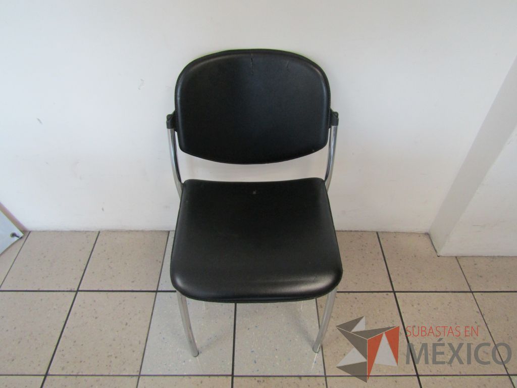 Lote 475 - Silla fija, asiento y respaldo en piel color negro - Imagen 2