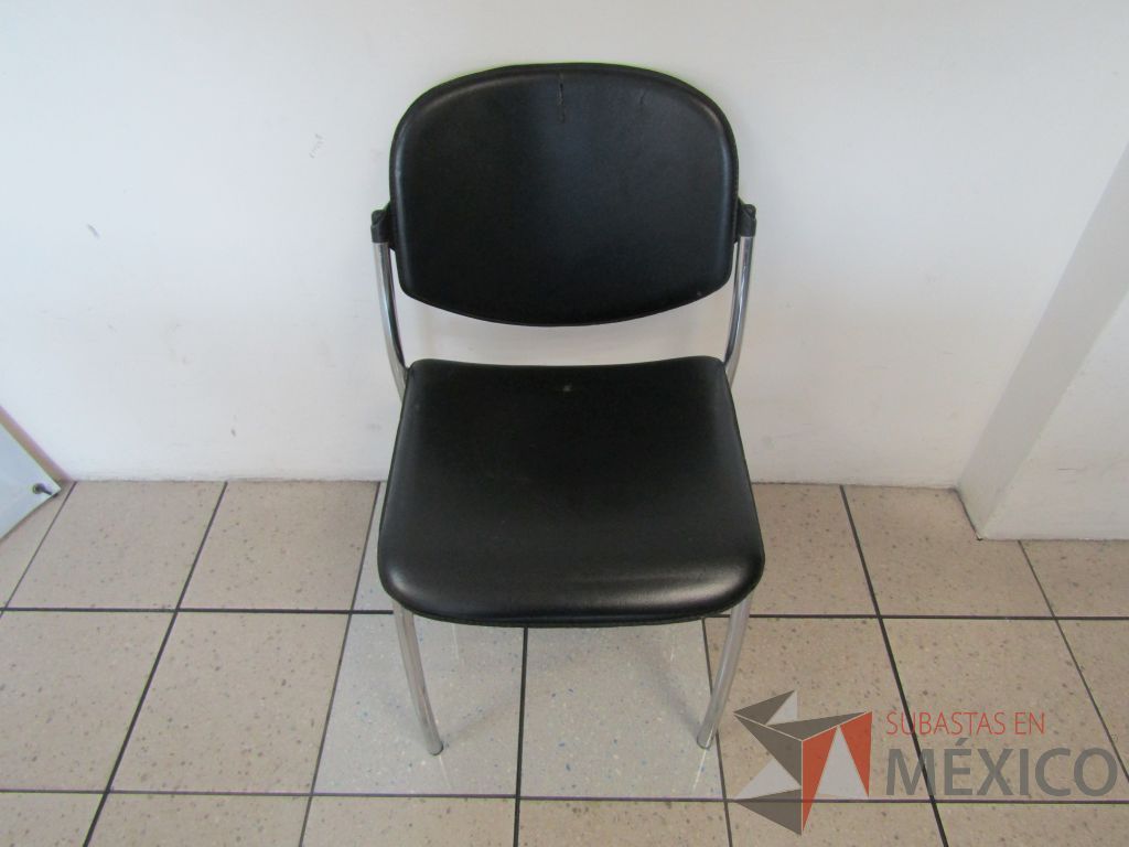 Lote 475 - Silla fija, asiento y respaldo en piel color negro