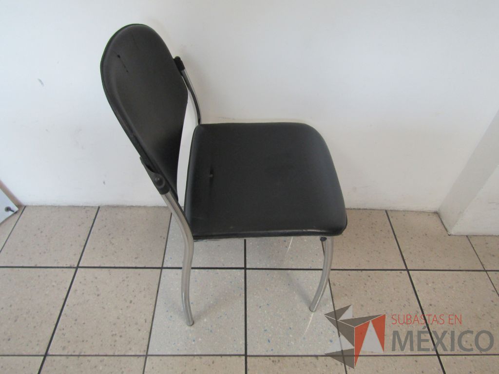 Lote 475 - Silla fija, asiento y respaldo en piel color negro - Imagen 3