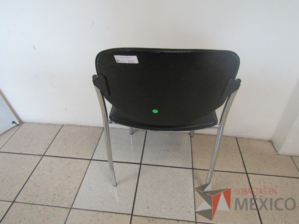 Lote 475 - Silla fija, asiento y respaldo en piel color negro - Imagen 4