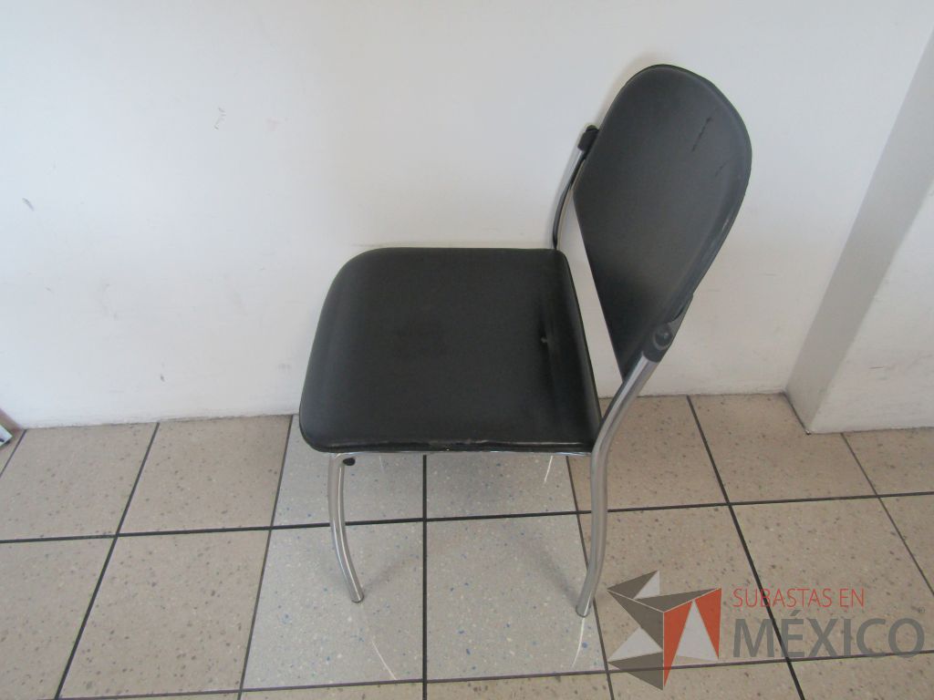 Lote 475 - Silla fija, asiento y respaldo en piel color negro - Imagen 5