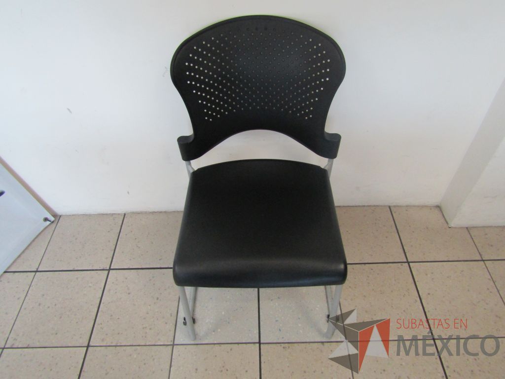 Lote 243 - 2 Sillas fijas, asiento y respaldo en plástico color negro