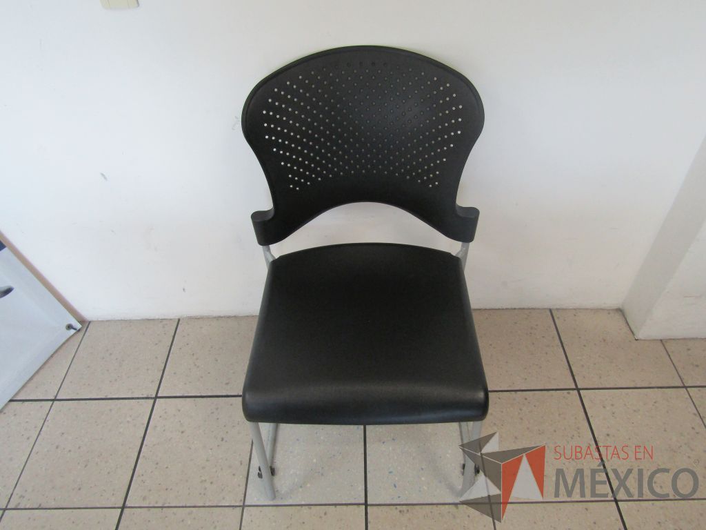 Lote 243 - 2 Sillas fijas, asiento y respaldo en plástico color negro - Imagen 3