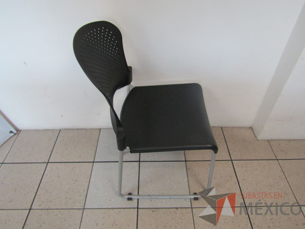 Lote 243 - 2 Sillas fijas, asiento y respaldo en plástico color negro - Imagen 4