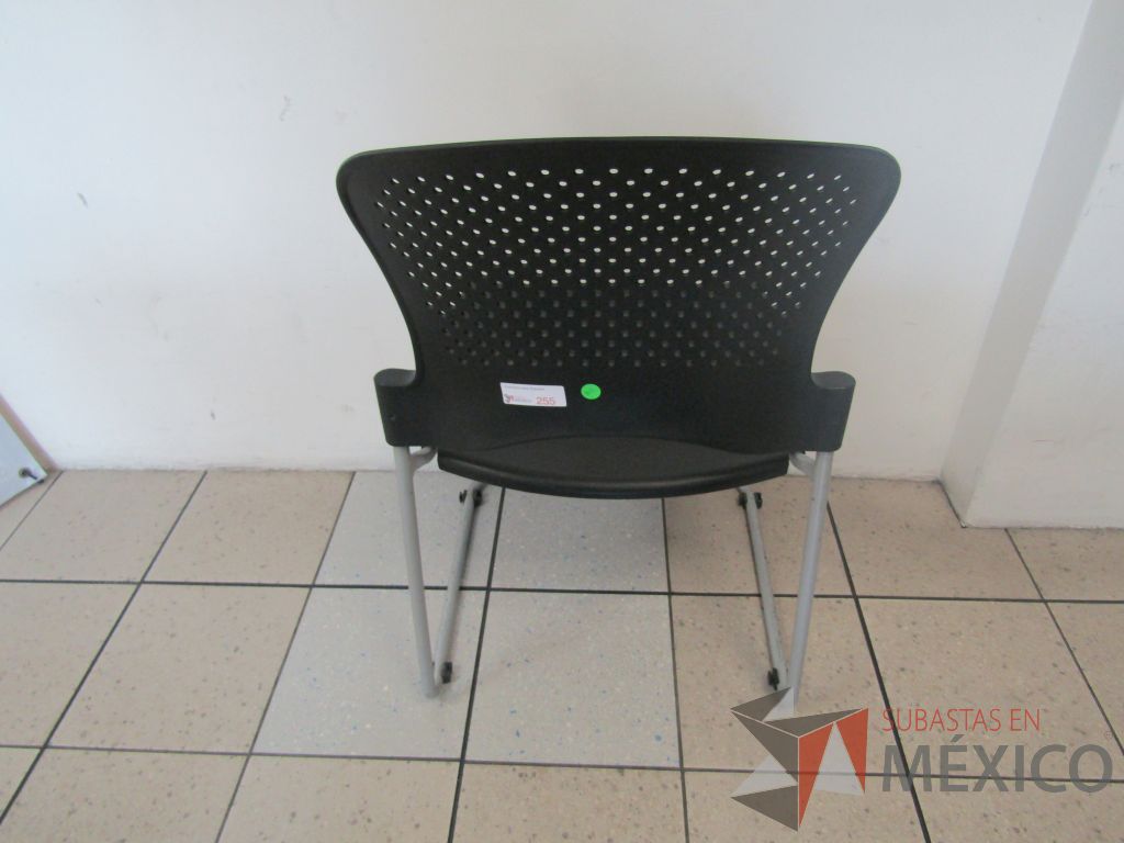 Lote 243 - 2 Sillas fijas, asiento y respaldo en plástico color negro - Imagen 5