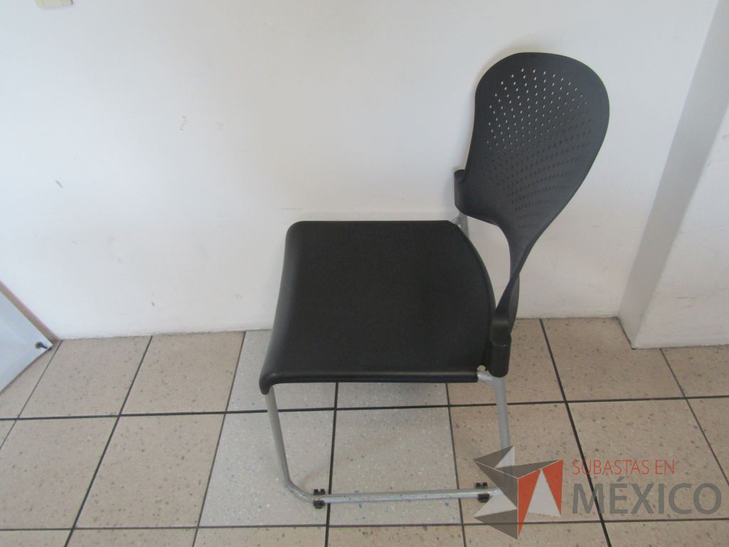 Lote 243 - 2 Sillas fijas, asiento y respaldo en plástico color negro - Imagen 6