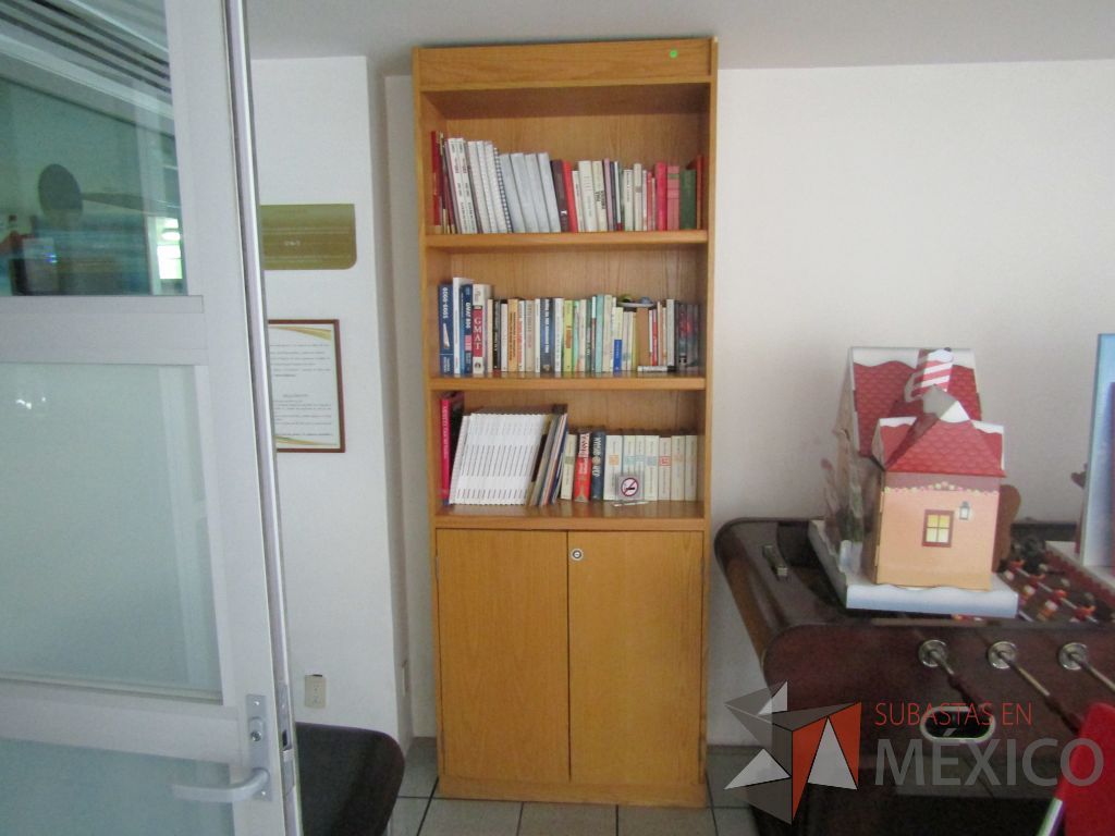 Lote 494 - Librero con 2 entrepaños y 2 puertas - Imagen 2