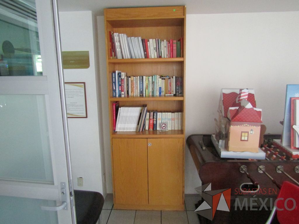Lote 494 - Librero con 2 entrepaños y 2 puertas - Imagen 3