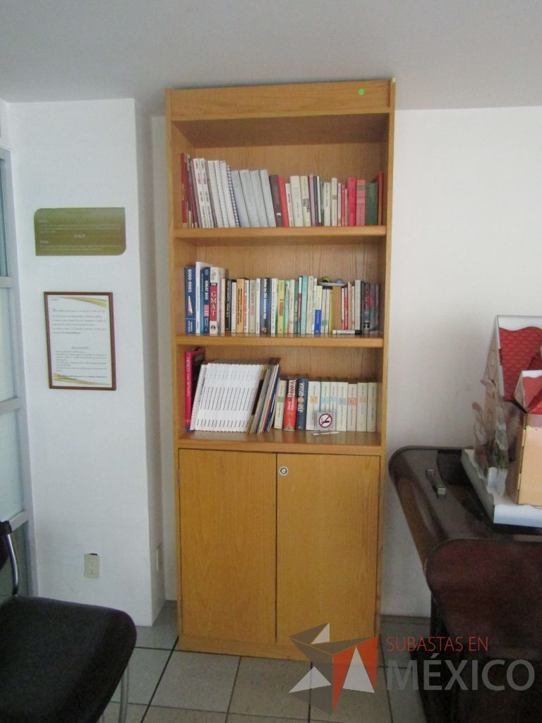 Lote 494 - Librero con 2 entrepaños y 2 puertas - Imagen 4