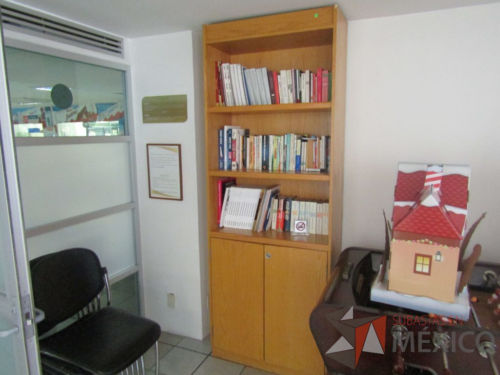 Lote 494 - Librero con 2 entrepaños y 2 puertas - Imagen 5