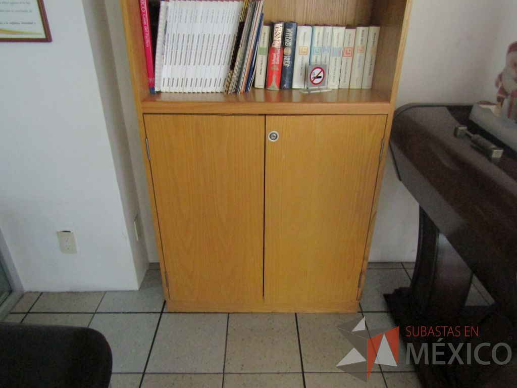 Lote 494 - Librero con 2 entrepaños y 2 puertas - Imagen 7