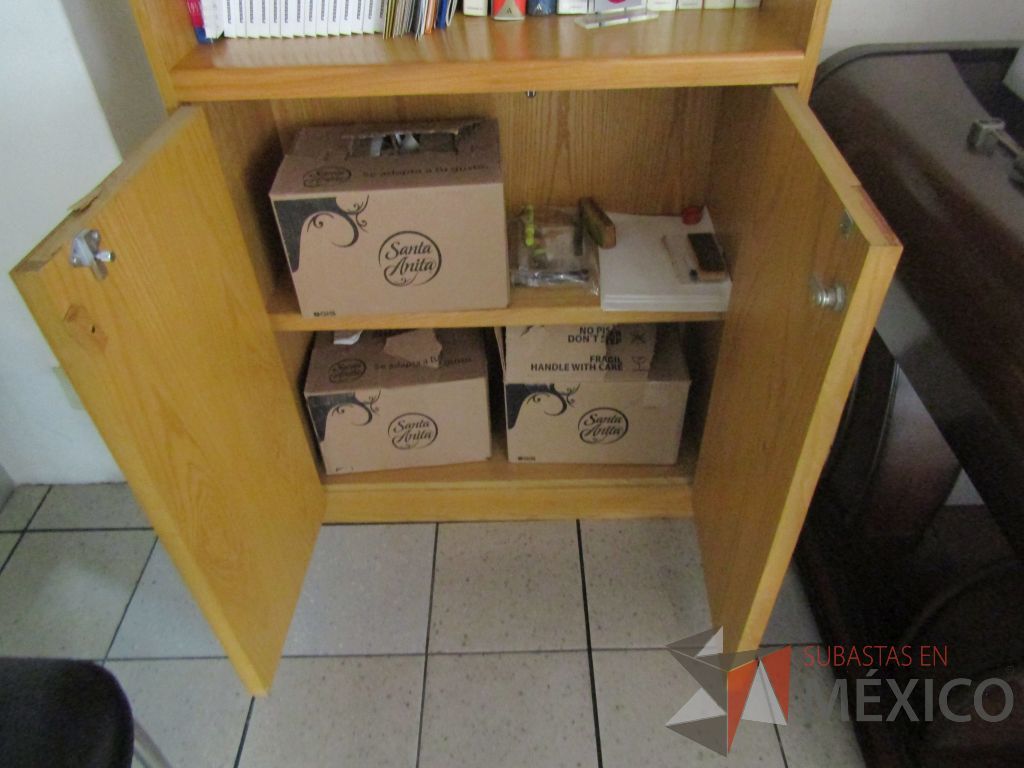 Lote 494 - Librero con 2 entrepaños y 2 puertas - Imagen 8