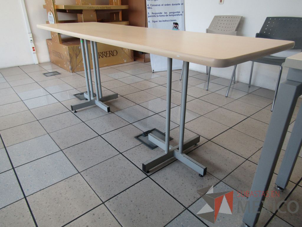 Lote 495 - Mesa de trabajo con 2 bases metálicas y cubierta color madera - Imagen 5