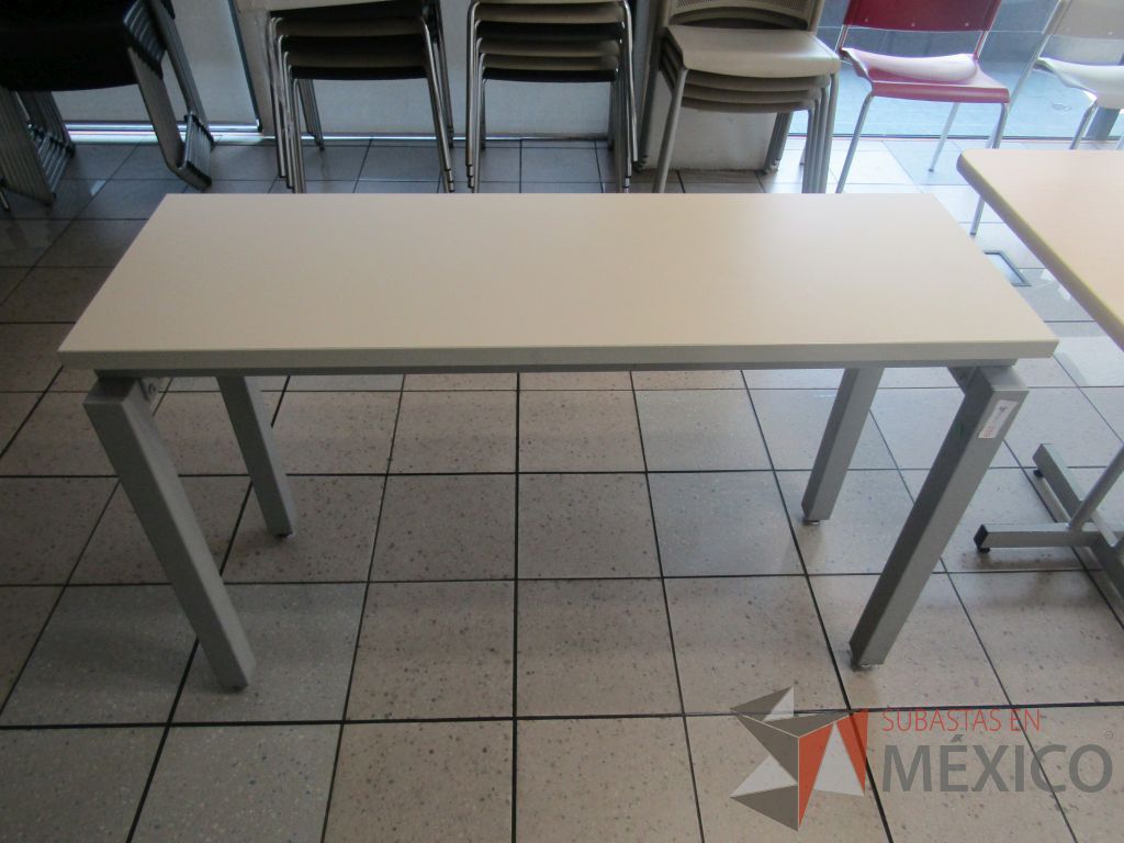 Lote 143 - Mesa de trabajo con estructura metálica y cubierta color madera