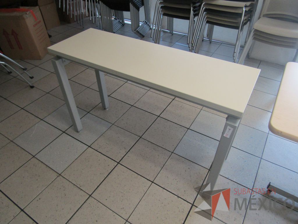 Lote 143 - Mesa de trabajo con estructura metálica y cubierta color madera - Imagen 2