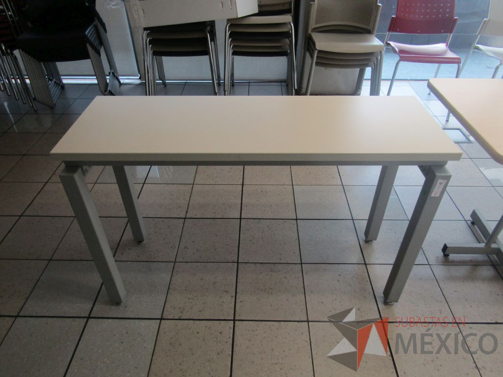 Lote 143 - Mesa de trabajo con estructura metálica y cubierta color madera - Imagen 3