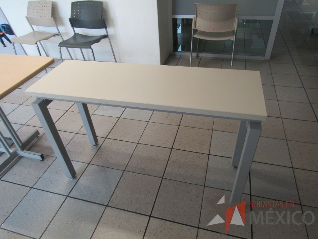 Lote 143 - Mesa de trabajo con estructura metálica y cubierta color madera - Imagen 4