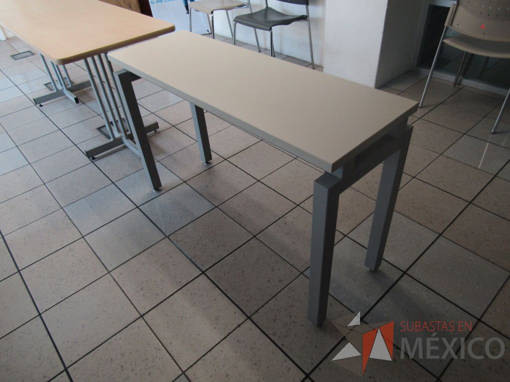 Lote 143 - Mesa de trabajo con estructura metálica y cubierta color madera - Imagen 5
