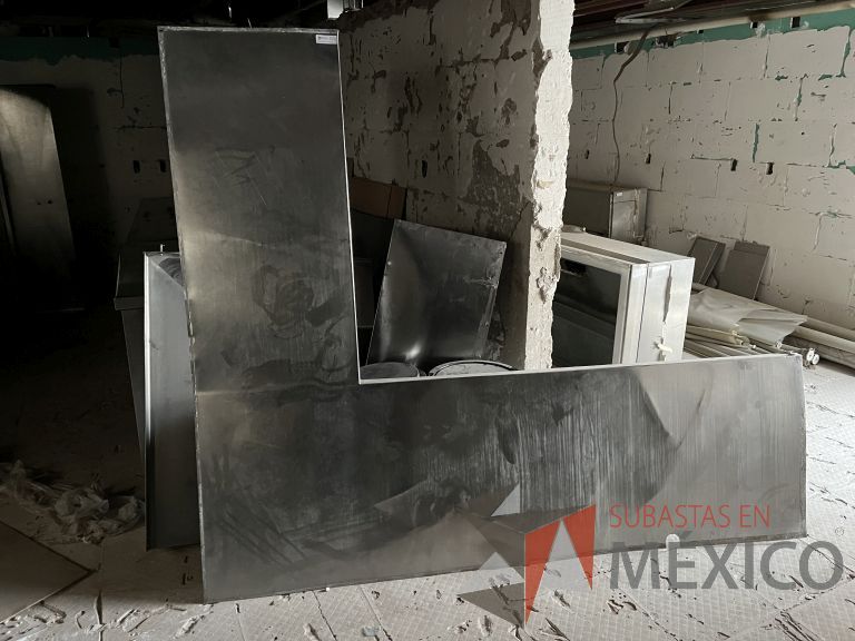 Lote 023 - Cubierta en escuadra de acero inoxidable