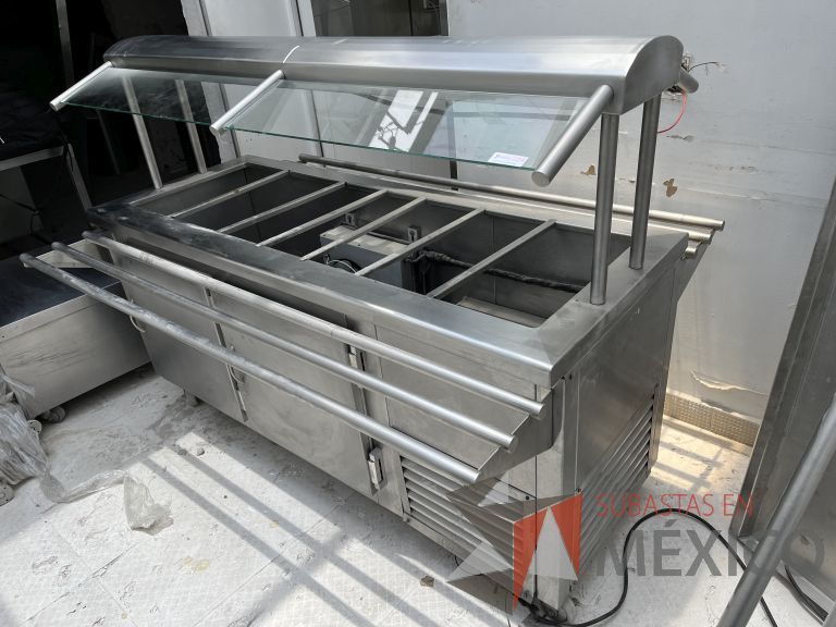 Lote 025 - Barra fría con 7 espacios para charola. 2 puertas y repisa de vidrio