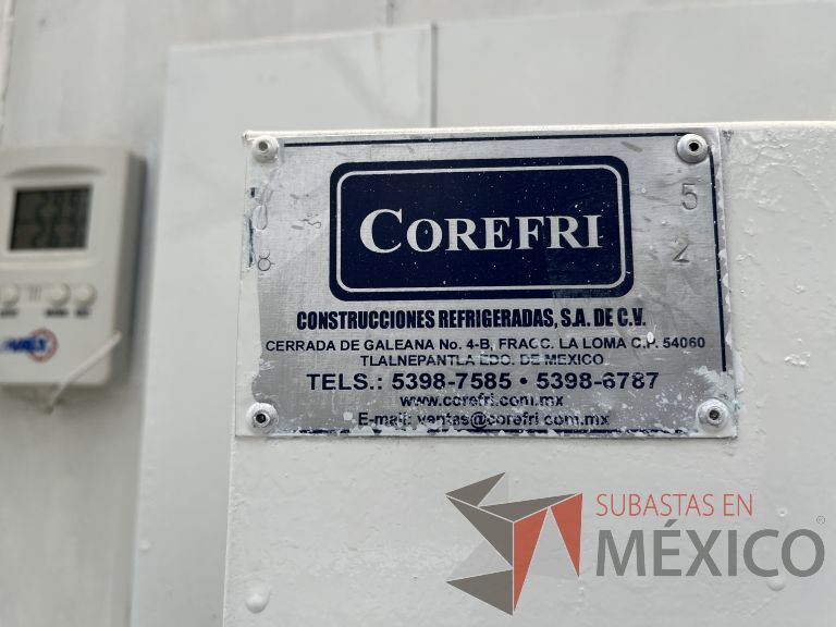 Lote 026 - Cámara refrigerada con 7 estantes metálicos - Imagen 2