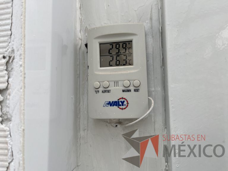 Lote 026 - Cámara refrigerada con 7 estantes metálicos - Imagen 3