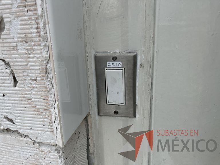 Lote 026 - Cámara refrigerada con 7 estantes metálicos - Imagen 4