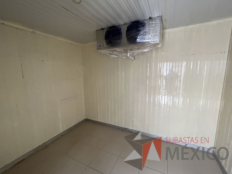 Lote 026 - Cámara refrigerada con 7 estantes metálicos