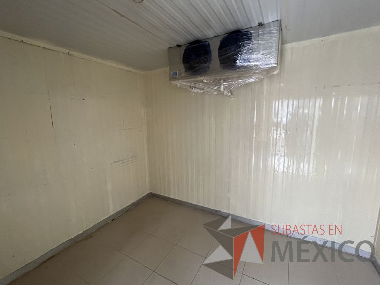 Lote 026 - Cámara refrigerada con 7 estantes metálicos - Imagen 7