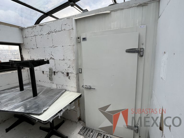 Lote 026 - Cámara refrigerada con 7 estantes metálicos - Imagen 13