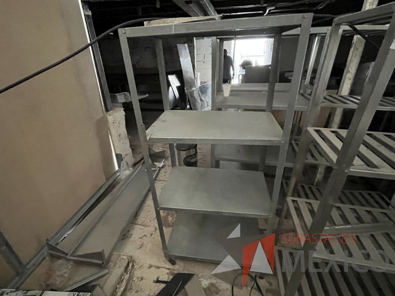 Lote 026 - Cámara refrigerada con 7 estantes metálicos - Imagen 16