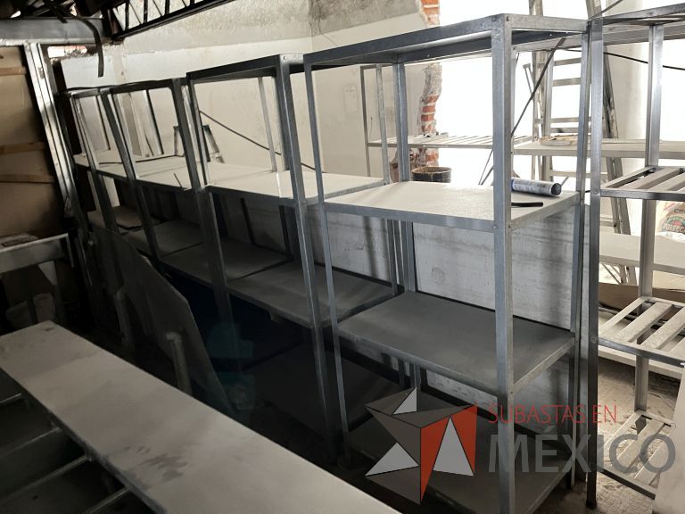 Lote 026 - Cámara refrigerada con 7 estantes metálicos - Imagen 18