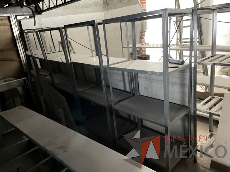 Lote 026 - Cámara refrigerada con 7 estantes metálicos - Imagen 19