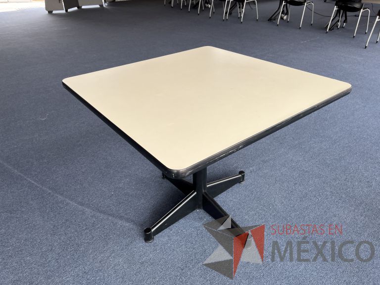 Lote 033 - Mesa de trabajo cuadrada con base metálica y cubierta color madera - Imagen 2