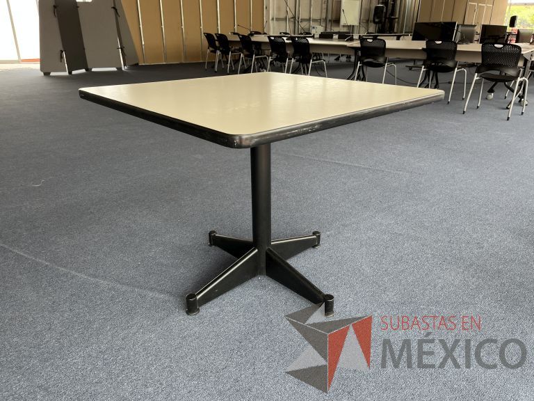 Lote 033 - Mesa de trabajo cuadrada con base metálica y cubierta color madera