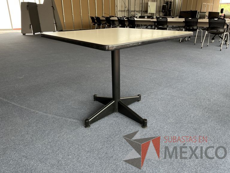 Lote 033 - Mesa de trabajo cuadrada con base metálica y cubierta color madera - Imagen 3